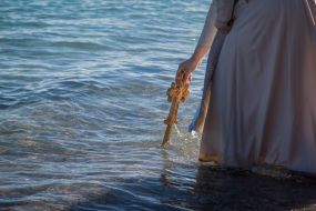 Священик освячує воду