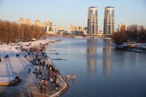 People on the banks of Dnepr