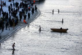 People on the banks of Dnepr