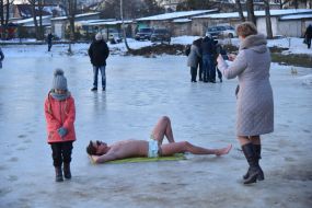 Мужчина фотографируется на льду