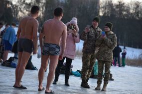 Мужчины фотографируется после купания