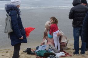 Люди на пляже после Крещенских купаний