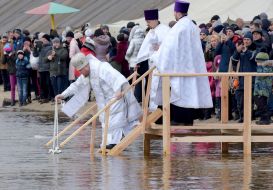 Епископ Фотий проводит обряд освящения воды
