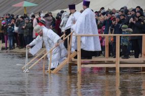 Епископ Фотий проводит обряд освящения воды