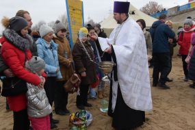 Священник проводит обряд освящения
