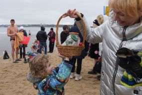 Люди на пляже после Крещенских купаний