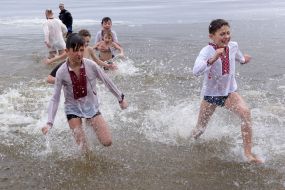 Дети в вышиванках выбегают из воды