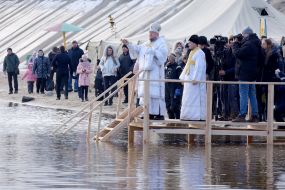 Епископ Фотий проводит обряд освящения воды