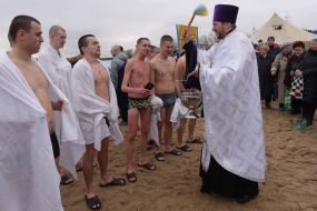 Священник проводит обряд освящения