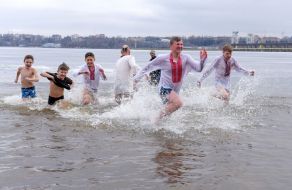Дети в вышиванках выбегают из воды