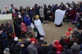 Священник проводит обряд освящения