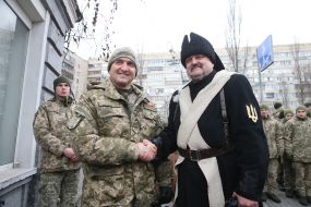 Igor Gordiychuk is congratulated with her husband in the form of a soldier of the Army of the UPR