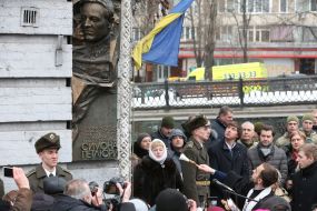 The priest sanctifies the memorial bas-relief of Simon Petliuri