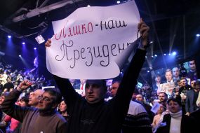 Участники съезда держат плакаты в поддержку Олега Ляшко