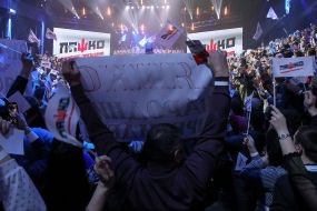 Участники съезда держат плакаты в поддержку Олега Ляшко