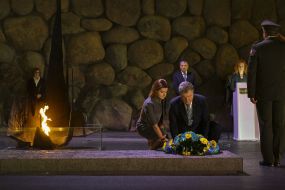 Петр и Марина Порошенко возлагают венок