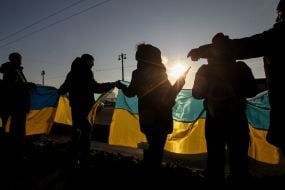 Участники акции "Живая цепь Соборности"