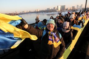 Участники акции "Живая цепь Соборности"