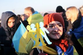 Участница акции "Живая цепь Соборности" держит флаг Украины