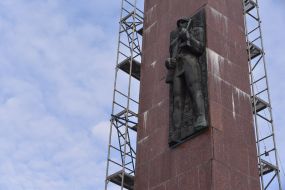 Риштування біля Монумента Слави