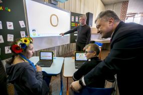 Petr Poroshenko communicates with children