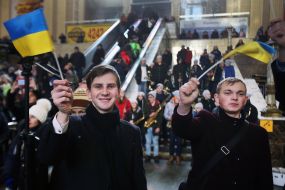 Participants of the Great Choral Flashmobile with the flags of Ukraine in their hands