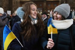 Participants of the Great Choral Flashmobile with the flags of Ukraine in their hands