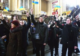 Participants of the Great Choral Flashmobile with the flags of Ukraine in their hands