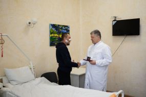 Петро Порошенко вручає медаль «Захиснику Вітчизни»  військовому