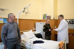 Петро Порошенко вручає медаль «Захиснику Вітчизни»  військовому