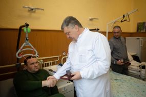 Петро Порошенко вручає медаль «Захиснику Вітчизни»  військовому
