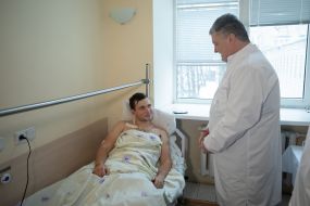 Петро Порошенко спілкується з пораненим військовослужбовцем