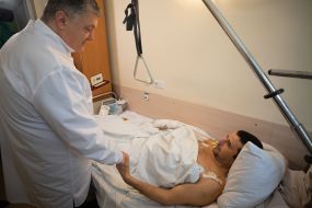 Петро Порошенко спілкується з пораненим військовослужбовцем