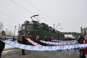 Women with towels at the railway station