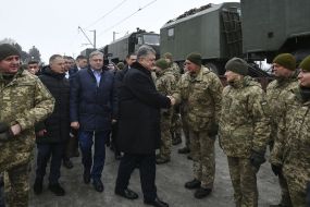Petro Poroshenko communicates with the wounded soldier