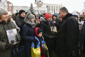 Petro Poroshenko communicates with the wounded soldier