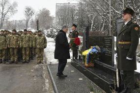Petro Poroshenko honored the memory of the dead soldiers