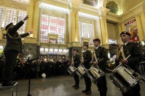 Музыкальное выступление военного оркестра и хора