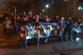 Участники факельного шествия