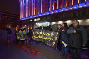 Участники факельного шествия