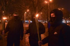 Участники факельного шествия