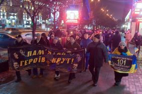 Участники факельного шествия