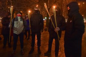 Участники факельного шествия