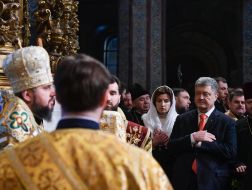 Petro Poroshenko and his wife Marina are preparing for the communion