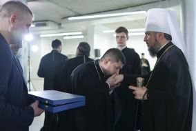 Священнослужителі та Митрополит Епіфаній