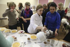 Ирина Рудневськая с поваром-помощником разливают липовый чай