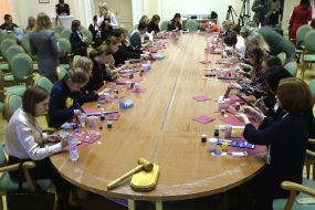 Участницы проекта  "Ангелы надежды" рисуют на дощечках