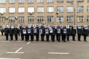 Graduates Hold Posters "Freedom for Prisoners of War"