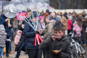 Мальчик ест блины