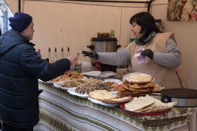 Посетитель покупает блины